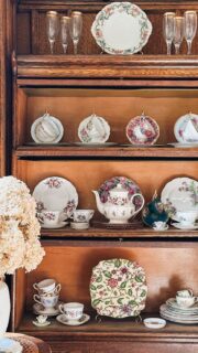 When my friend surprised me with a box full of her great-grandmother’s china, I assumed it was one matching set. To my surprise (and delight), each piece I carefully unwrapped was as uniquely beautiful as the last. What a treasure! Thank you @jillylillian for gifting me such an exquisite and meaningful collection 🥹🤎
